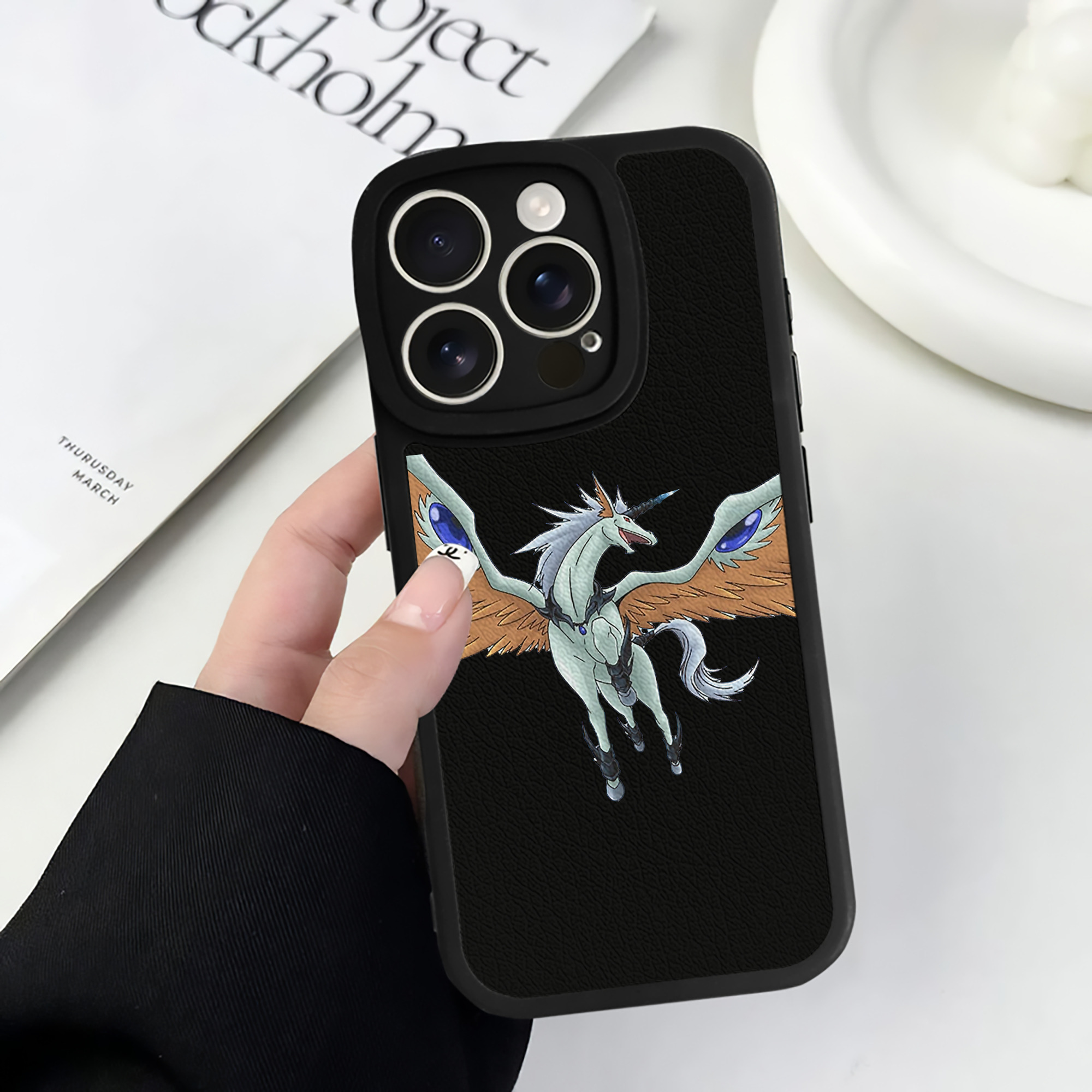 （画像用） 遊☆戯☆王 Yu-Gi-Oh! 【iPhone 16シリーズ対応】シリコンスマホケース（レザー調） 材質：シリコン